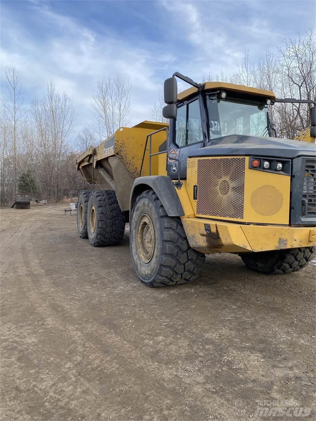 John Deere 410E Kloubové dempry