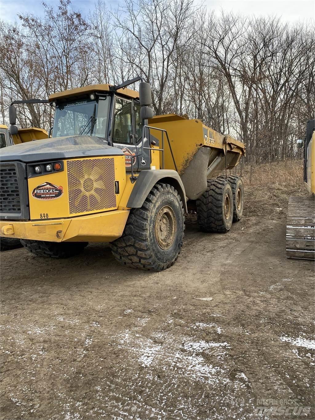 John Deere 410E Kloubové dempry