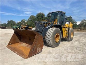 John Deere 744K Kolové nakladače