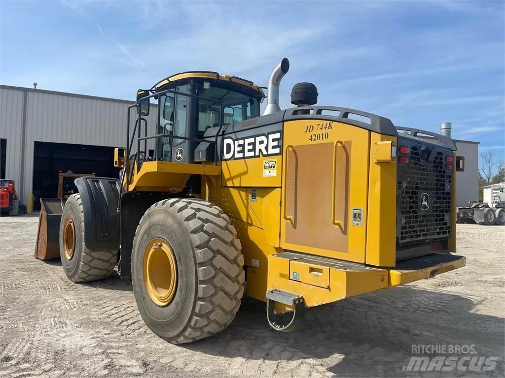 John Deere 744K Kolové nakladače