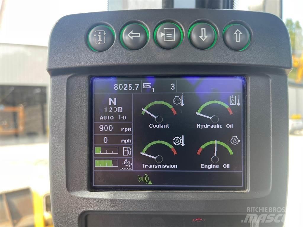 John Deere 744K Kolové nakladače