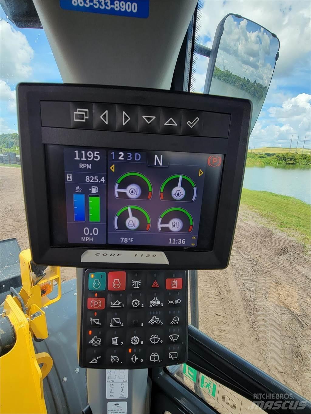 John Deere 744L Kolové nakladače