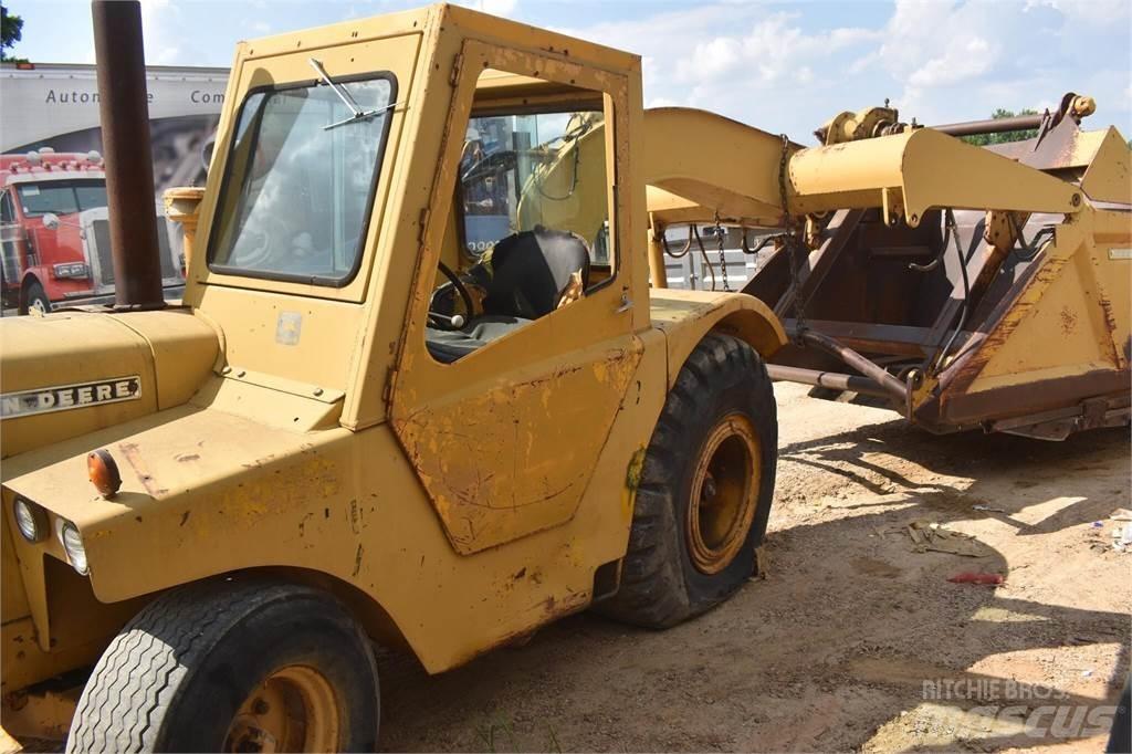 John Deere 760A Skrejpry