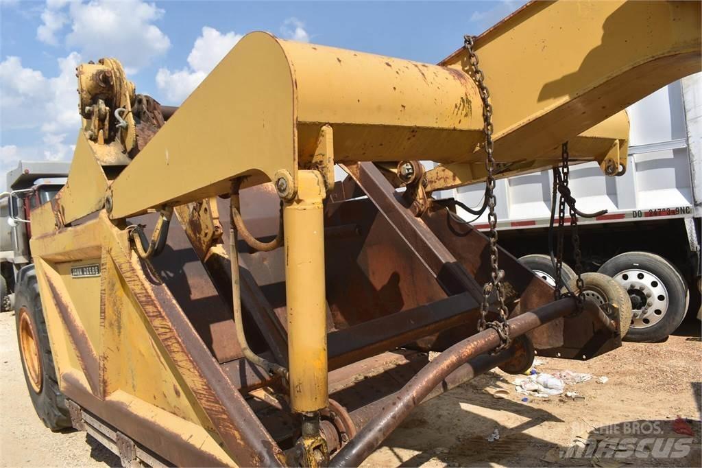 John Deere 760A Skrejpry