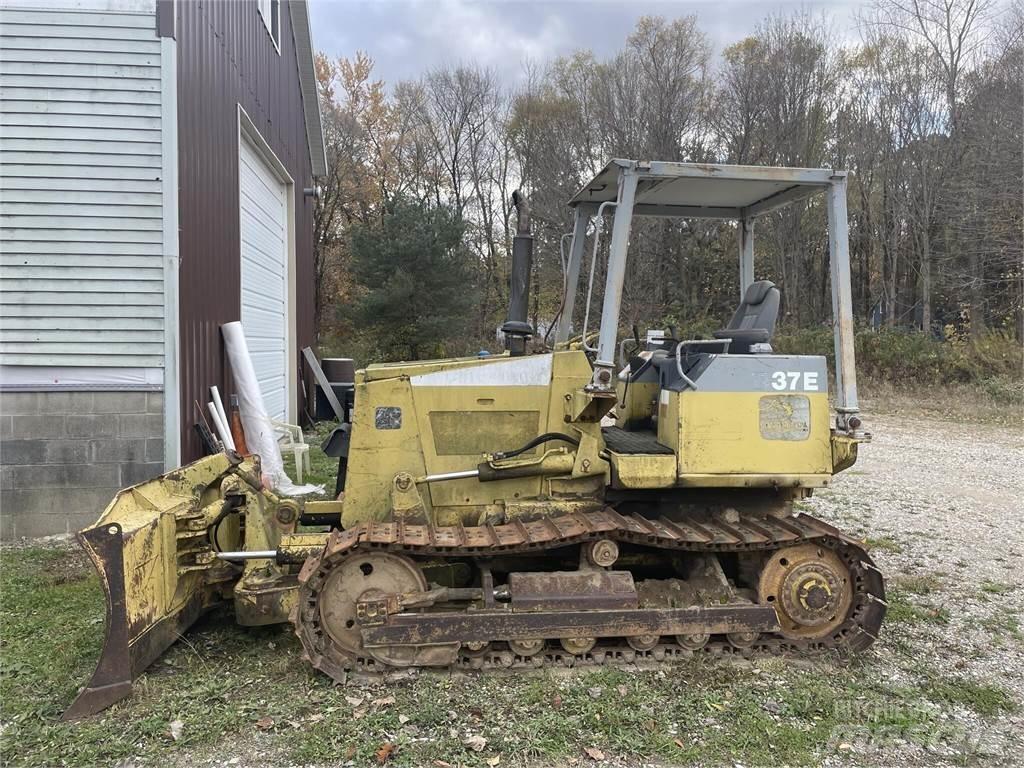 Komatsu D37E-5 Pásové dozery