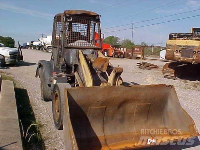 Komatsu WA100 Kolové nakladače