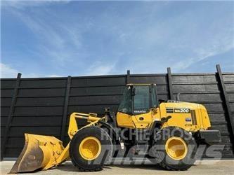 Komatsu WA200-8 Kolové nakladače