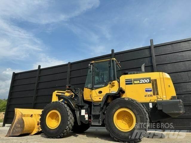 Komatsu WA200-8 Kolové nakladače
