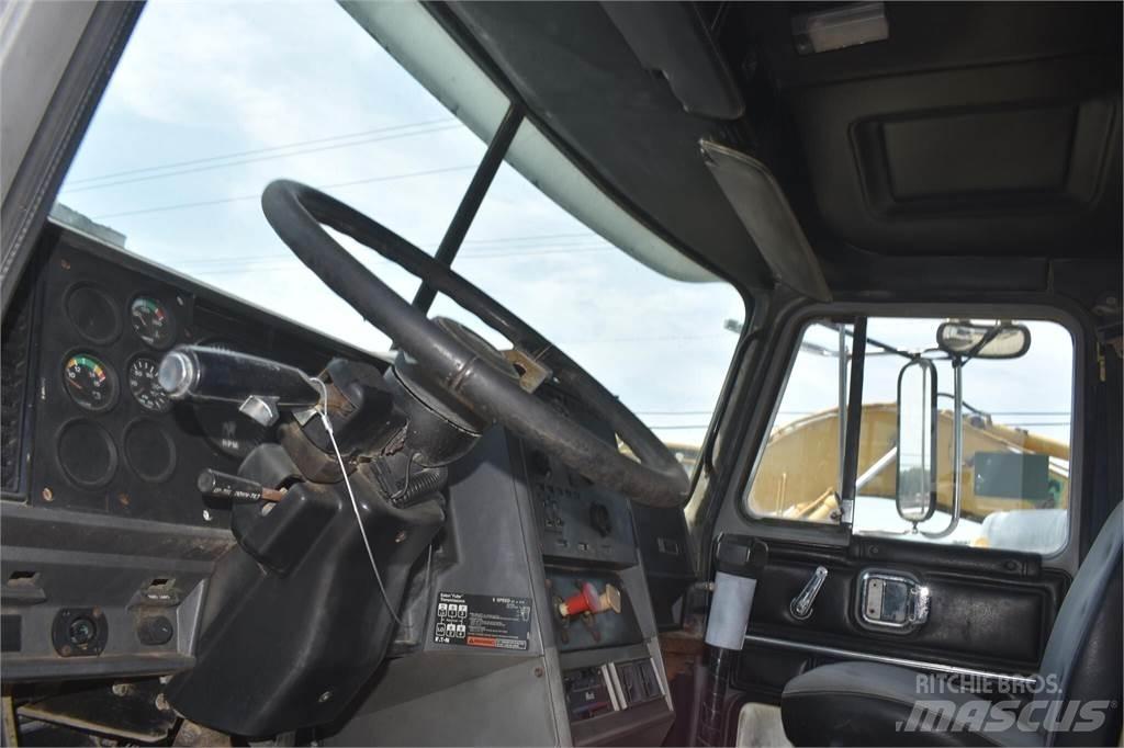 Mack CH613 Cisternové vozy