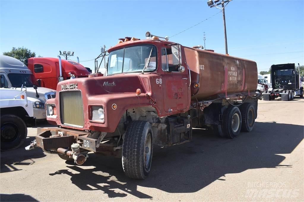 Mack DM685S Cisternové vozy