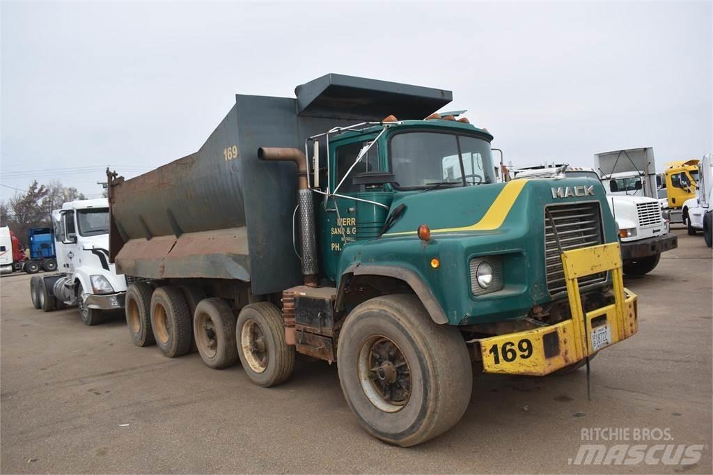 Mack DM688 Sklápěče