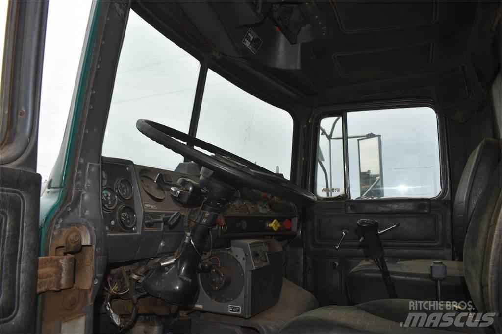 Mack DM688 Sklápěče