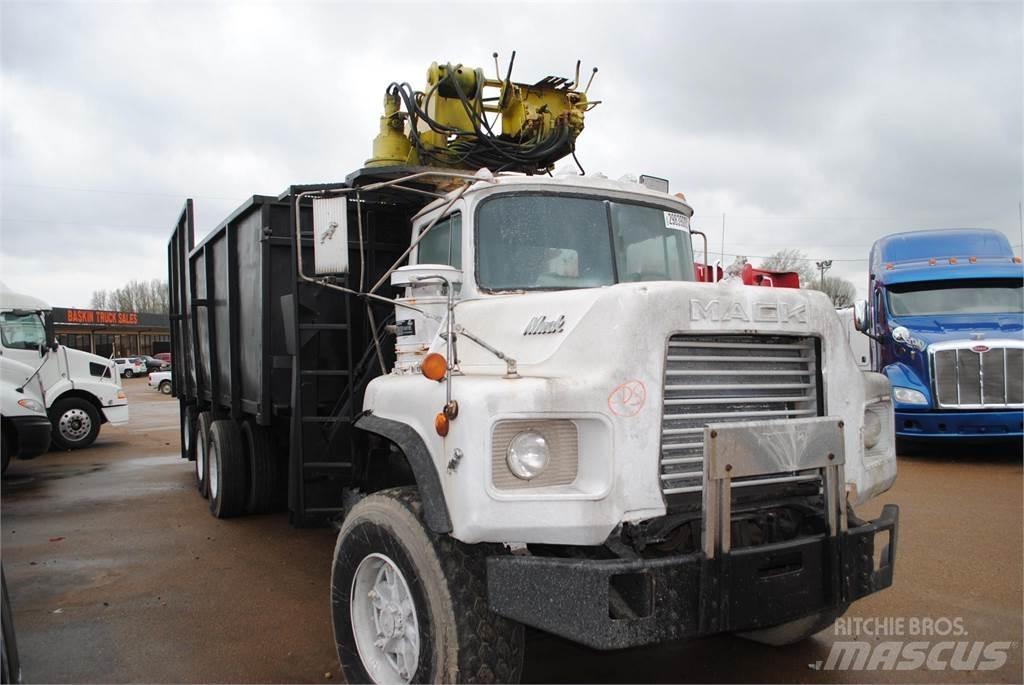Mack DM690S Autojeřáby, hydraulické ruky