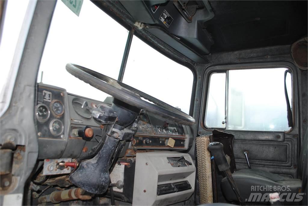 Mack DM690S Autojeřáby, hydraulické ruky