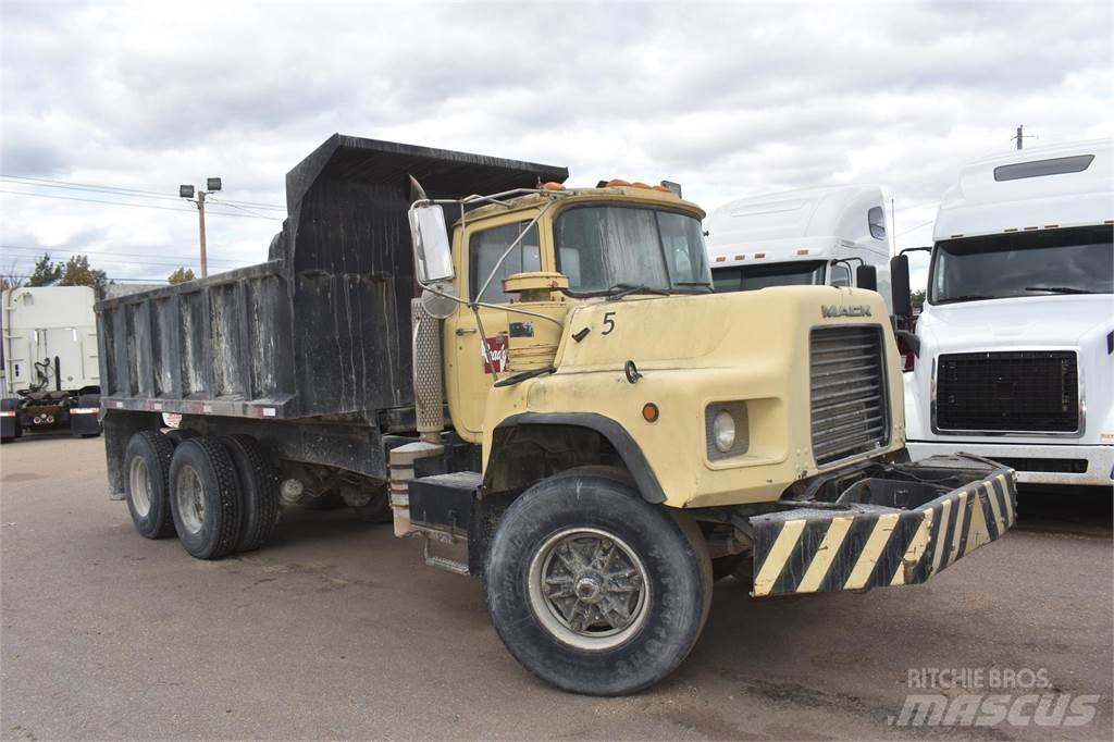 Mack DM690S Sklápěče