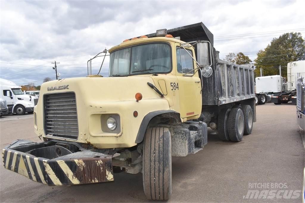Mack DM690S Sklápěče