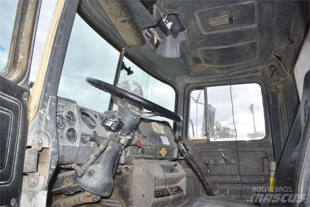 Mack DM690S Sklápěče