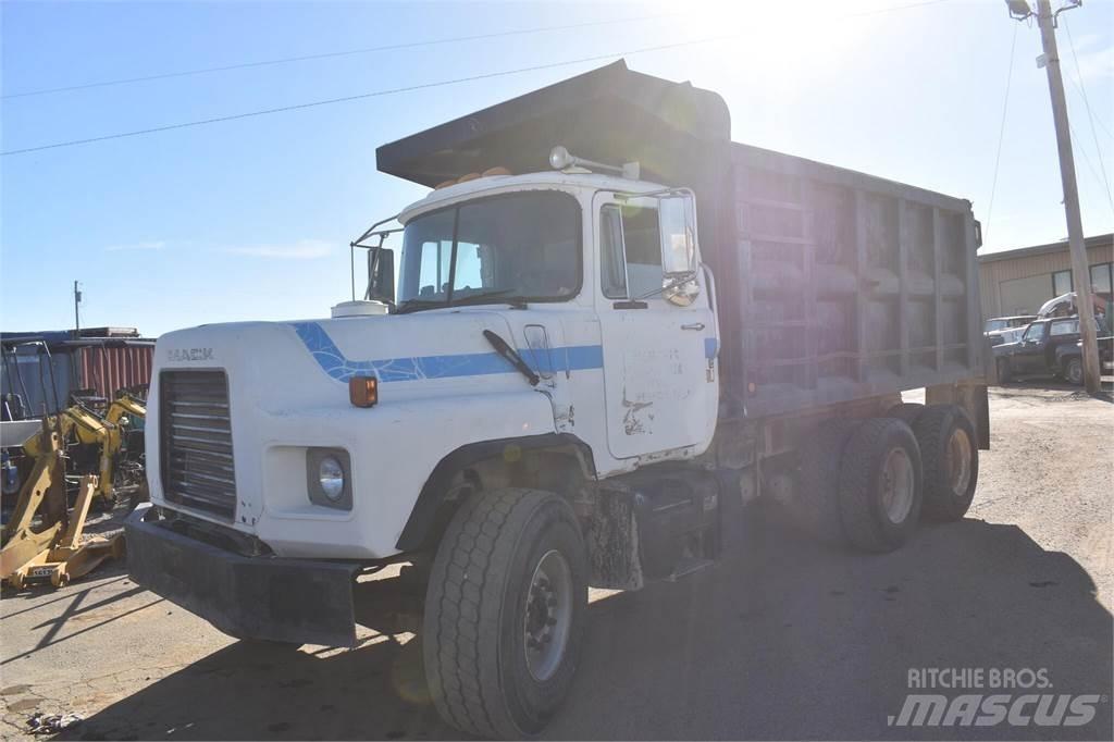 Mack DM690S Sklápěče