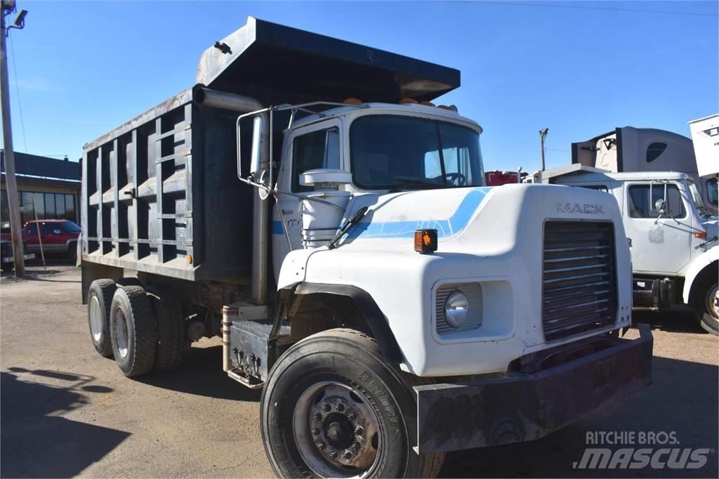Mack DM690S Sklápěče