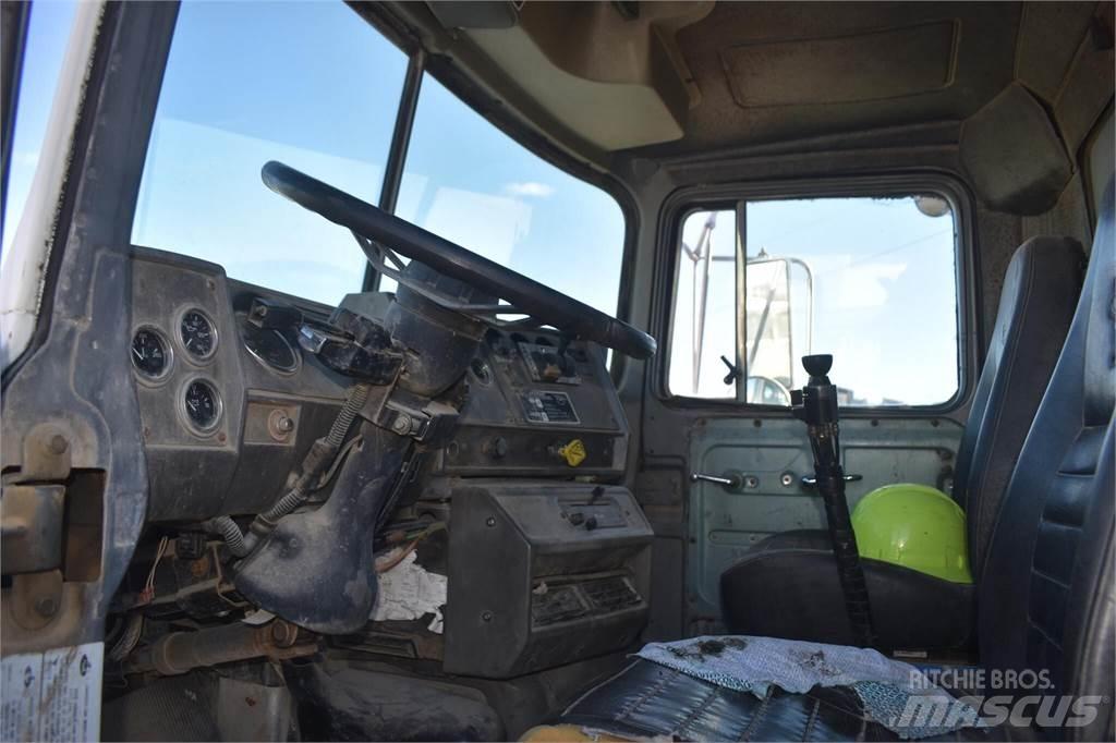 Mack DM690S Sklápěče