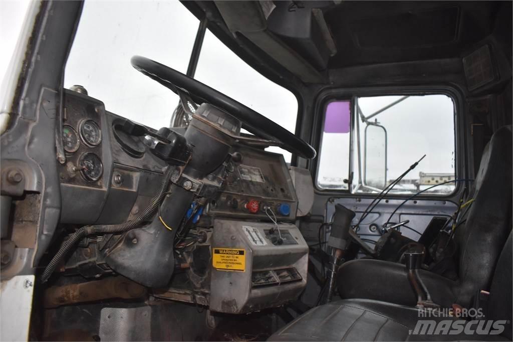 Mack RD688S Autojeřáby, hydraulické ruky