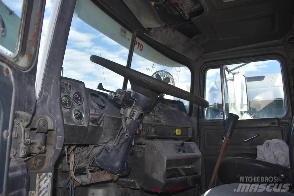 Mack RD688S Sklápěče