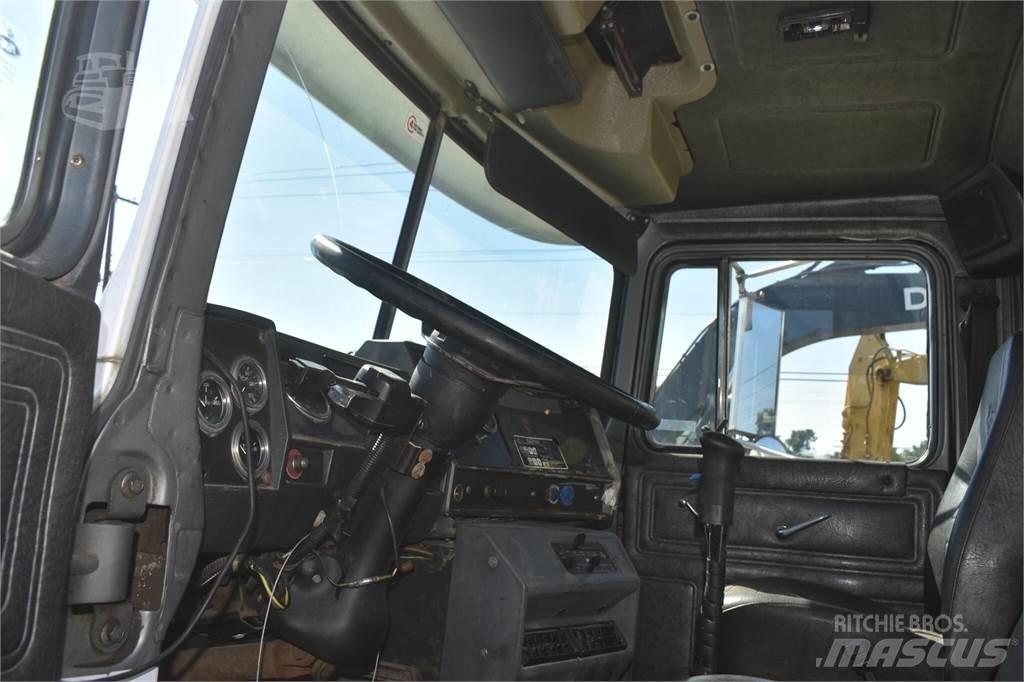 Mack RD690S Sklápěče