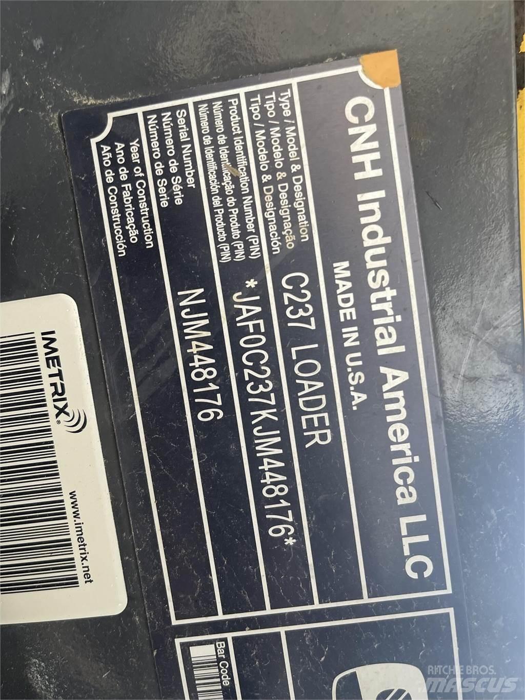 New Holland C237 Smykem řízené nakladače