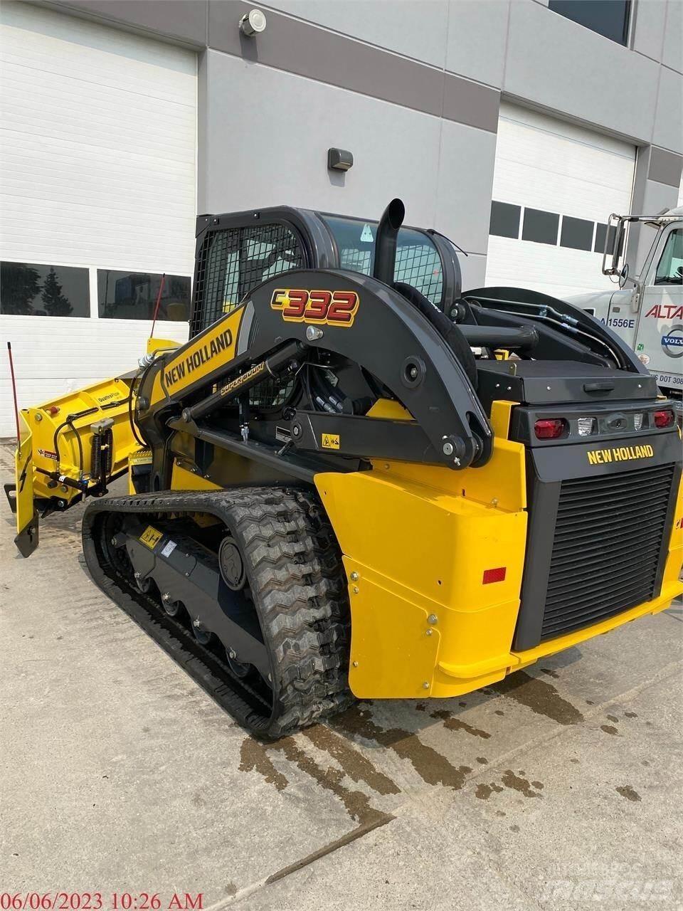New Holland C332 Smykem řízené nakladače