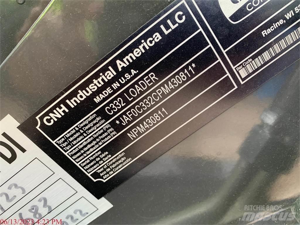 New Holland C332 Smykem řízené nakladače