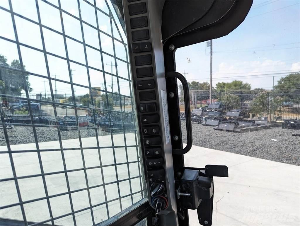 New Holland C362 Smykem řízené nakladače