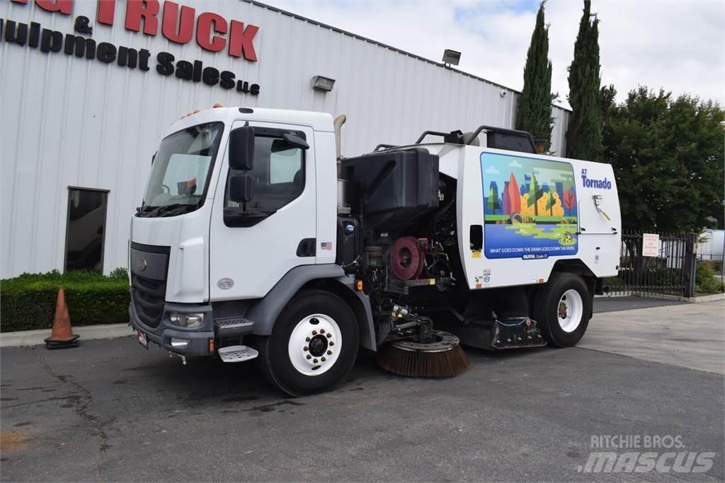 Peterbilt 220 Zametací vozy
