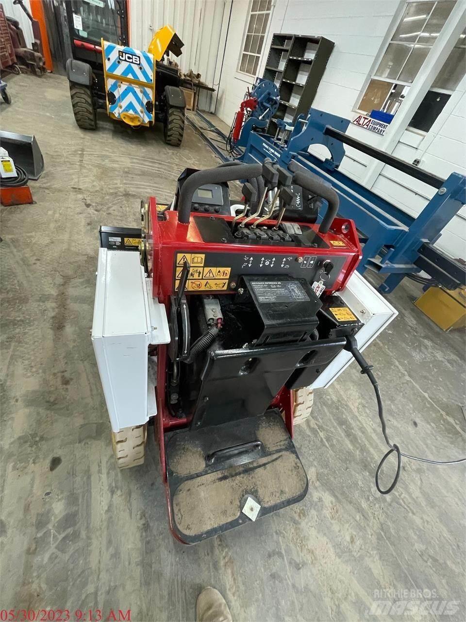 Toro E-DINGO 500 Smykem řízené nakladače