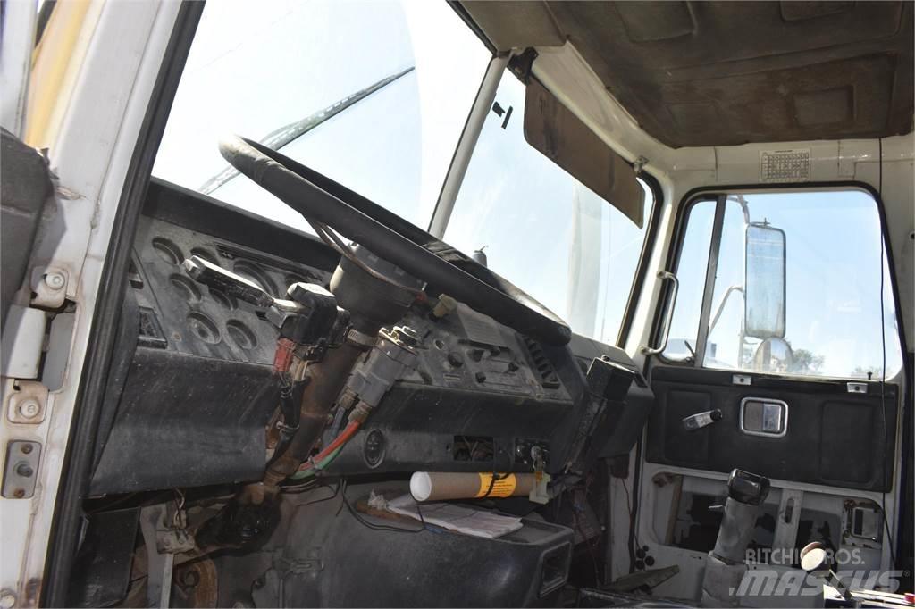 White/GMC WG42 Sklápěče