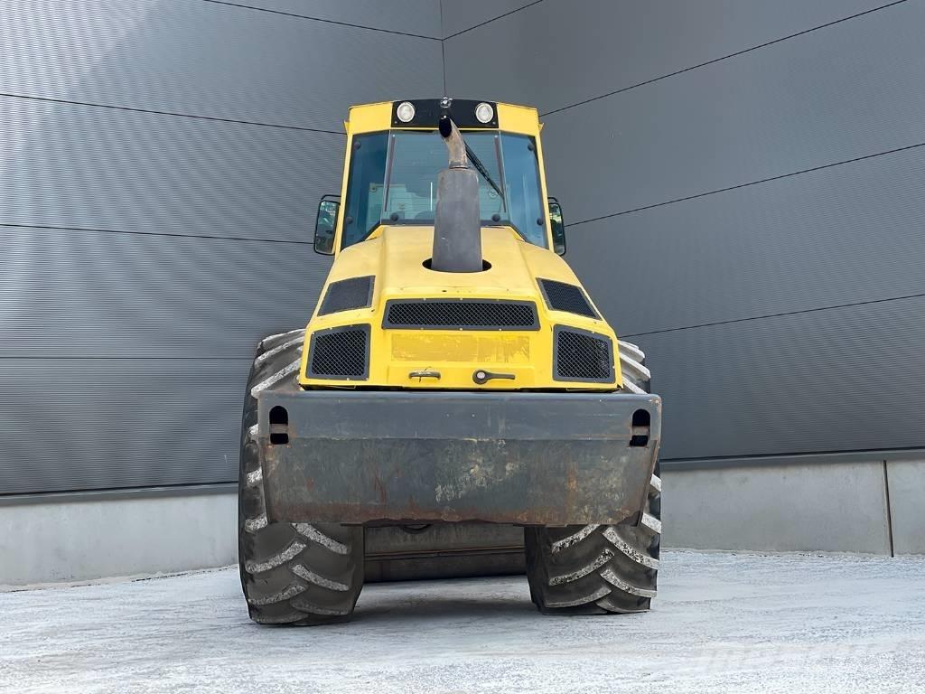 Bomag BW 213 DH-4 Tahačové válce
