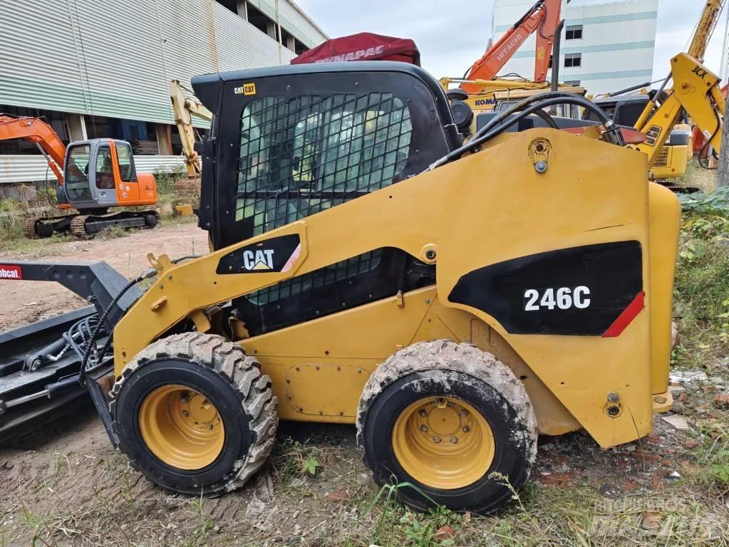 CAT 246C Smykem řízené nakladače