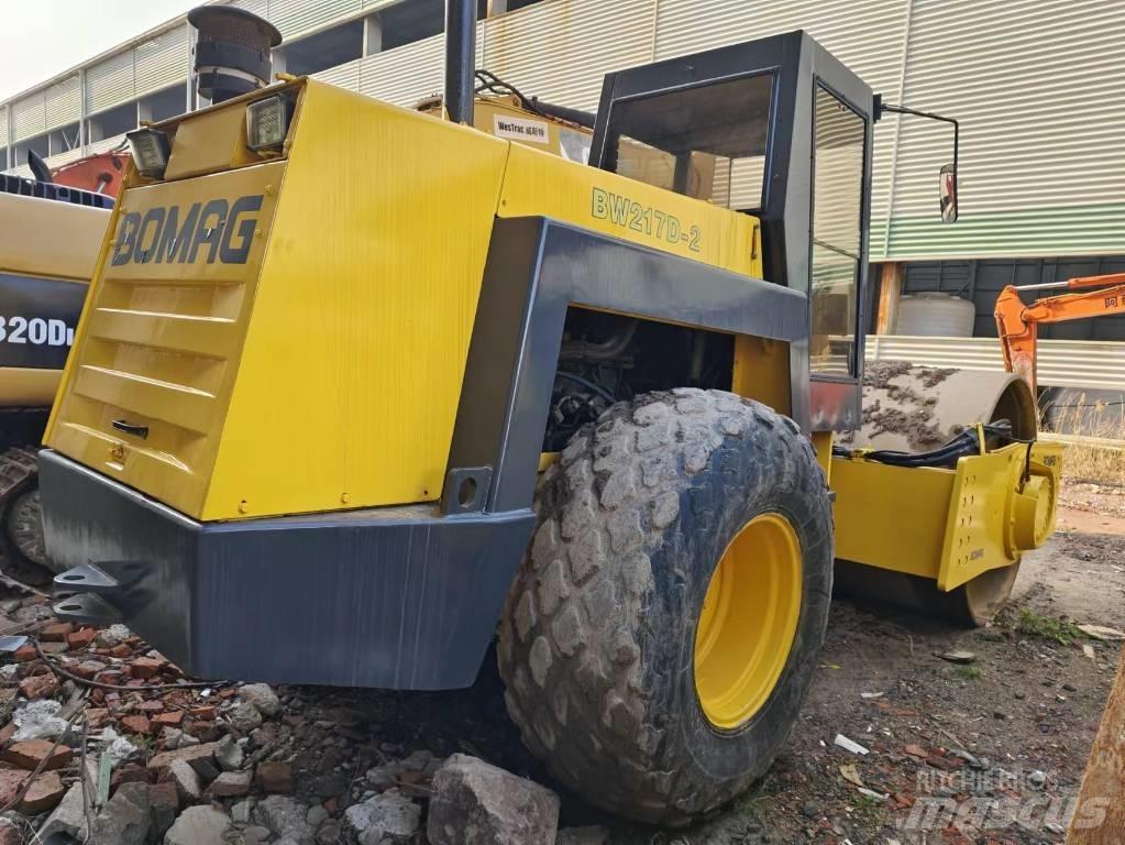 Bomag BW 217 Tahačové válce