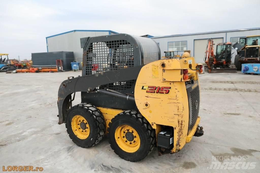 New Holland L 215 Smykem řízené nakladače