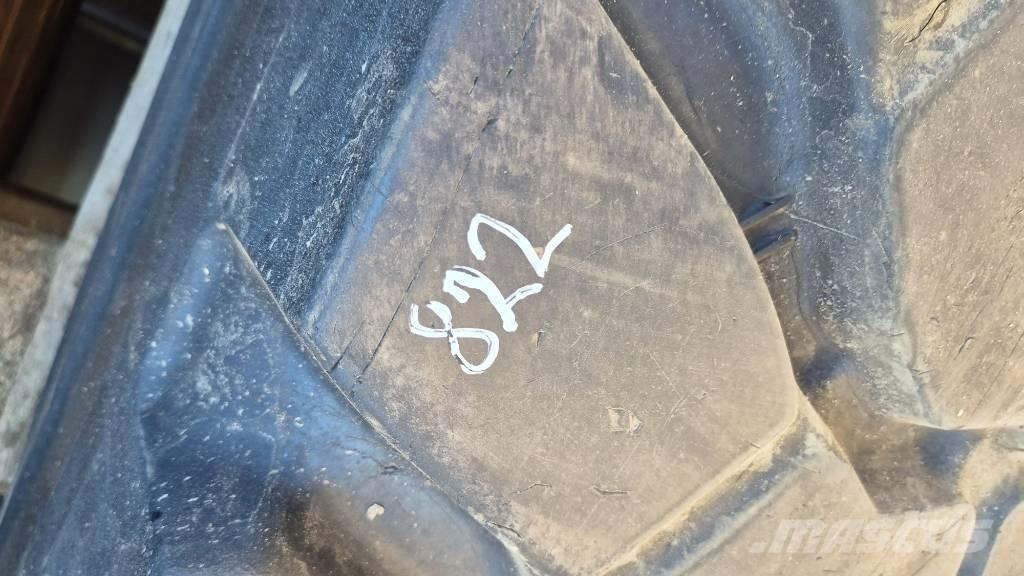 BKT 23.5R25 Pneumatiky, kola a ráfky
