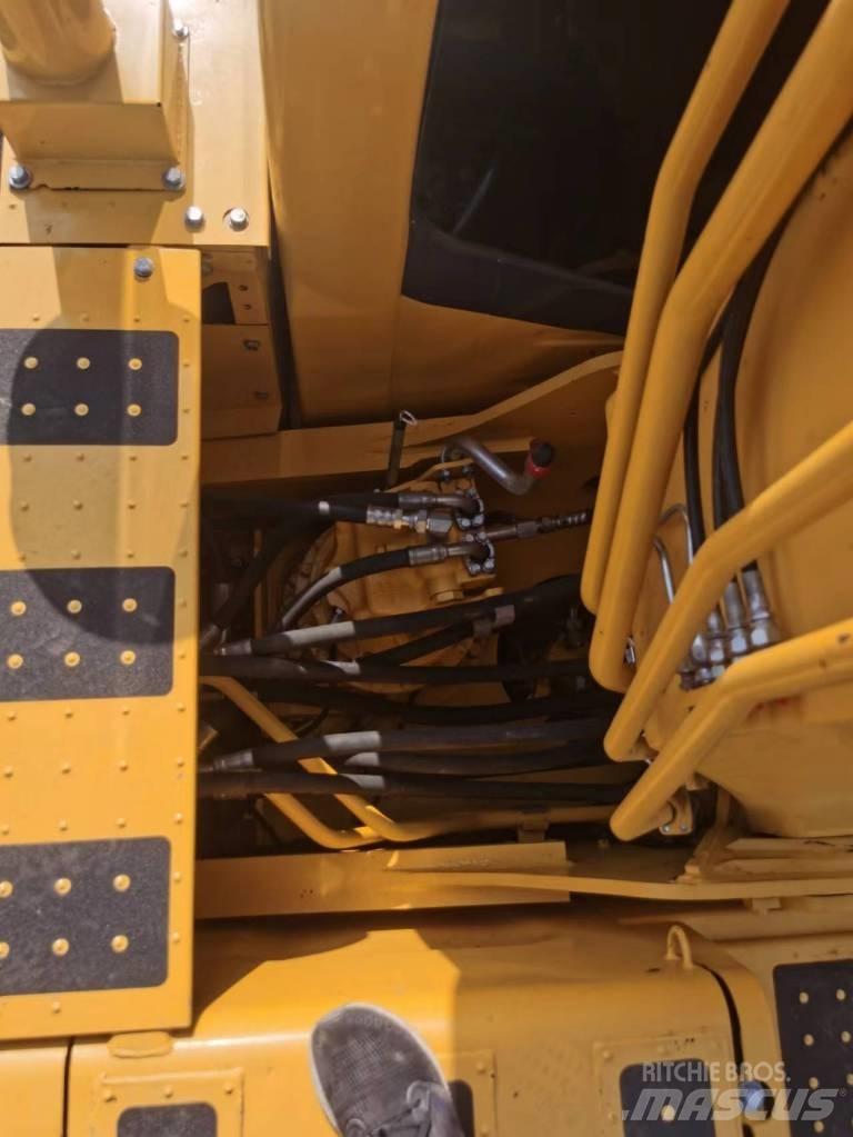 Komatsu PC 200 Pásová rýpadla