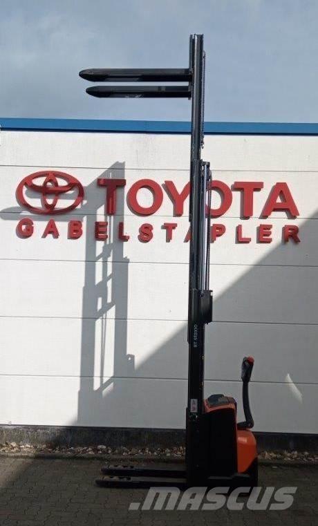 Toyota SWE120L Ručně vedené vysokozdvižné vozíky