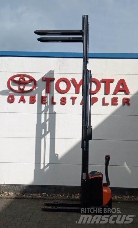 Toyota SWE120L Ručně vedené vysokozdvižné vozíky