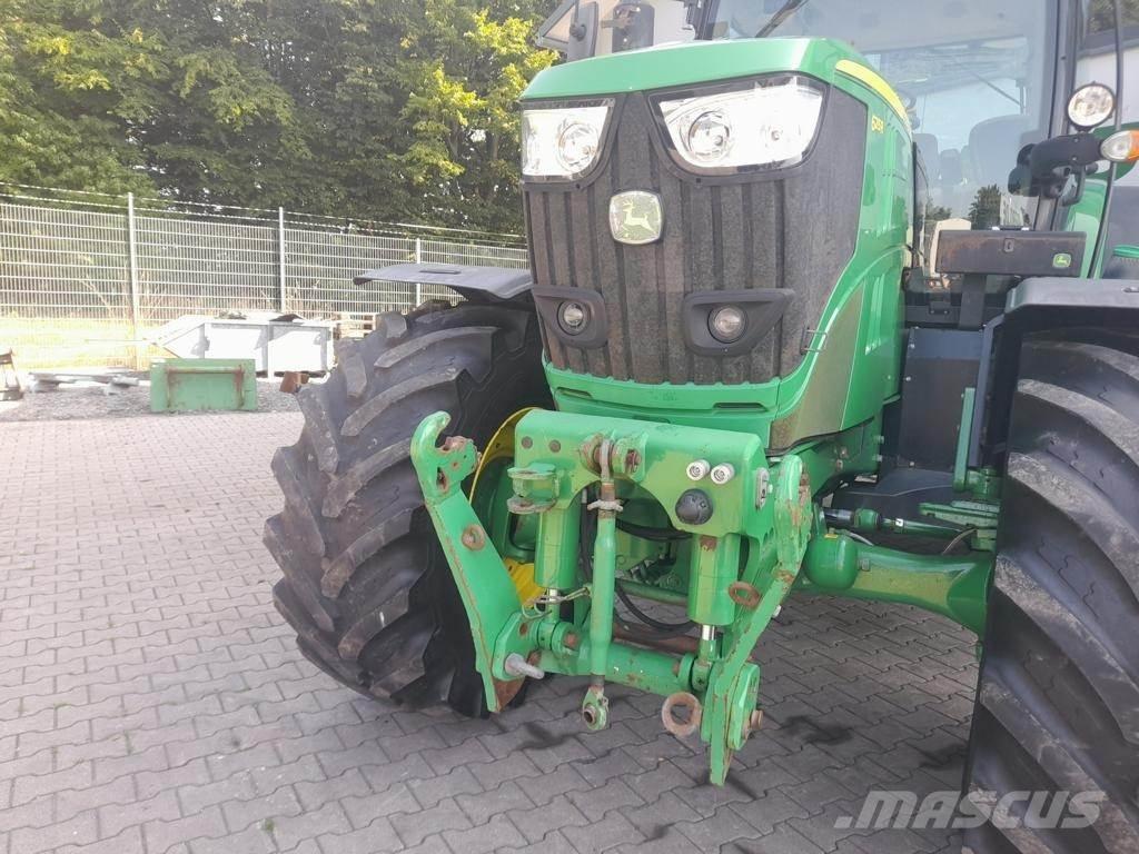 John Deere 6215 R Traktory