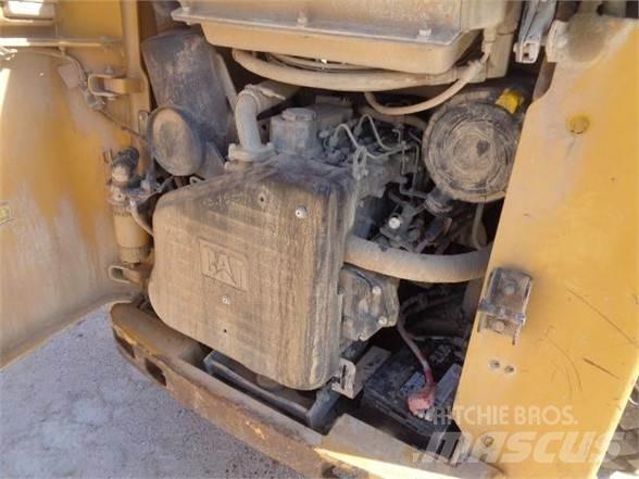 CAT 252B3 Smykem řízené nakladače