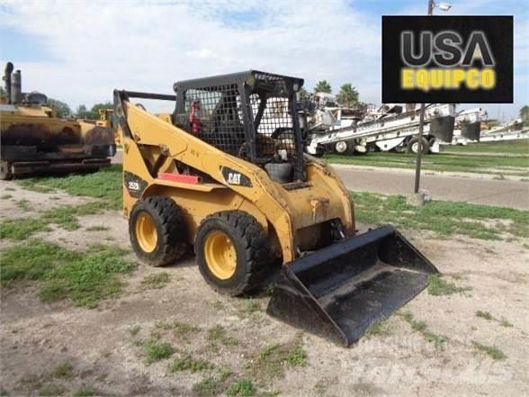CAT 252B3 Smykem řízené nakladače