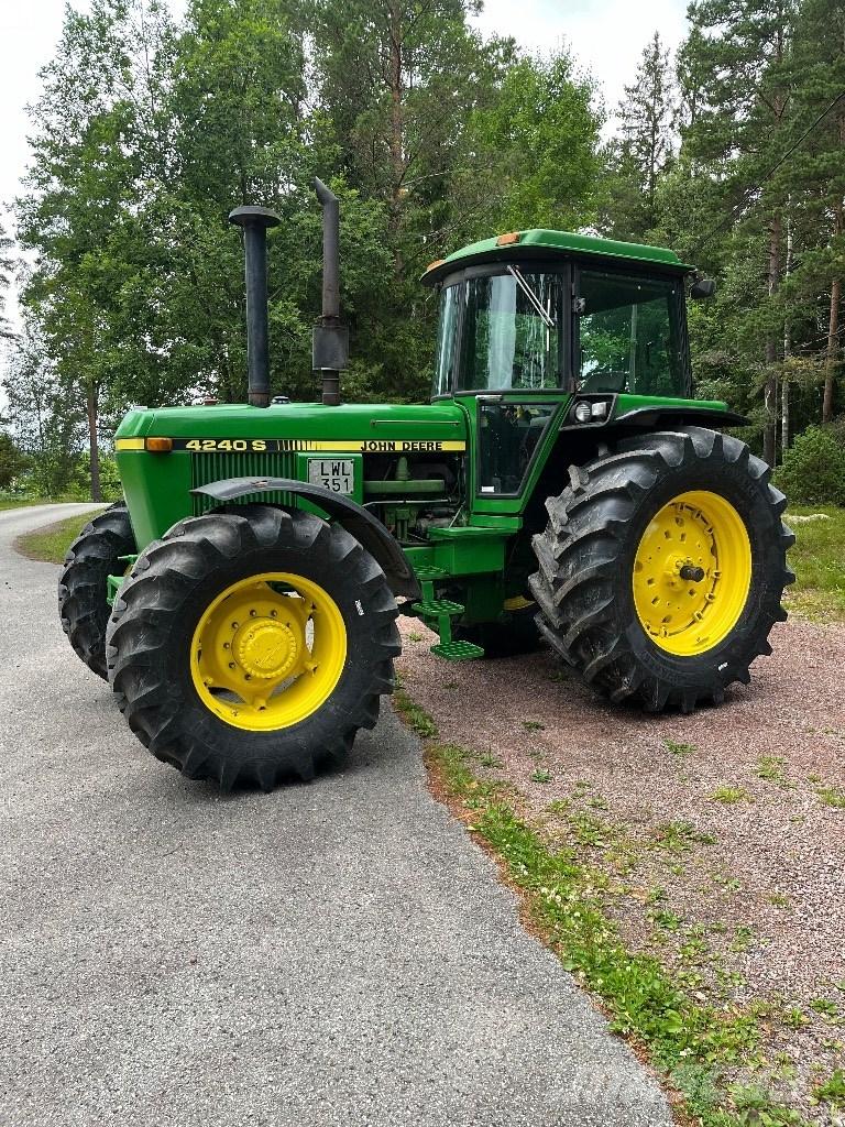 John Deere 4240 S Traktory