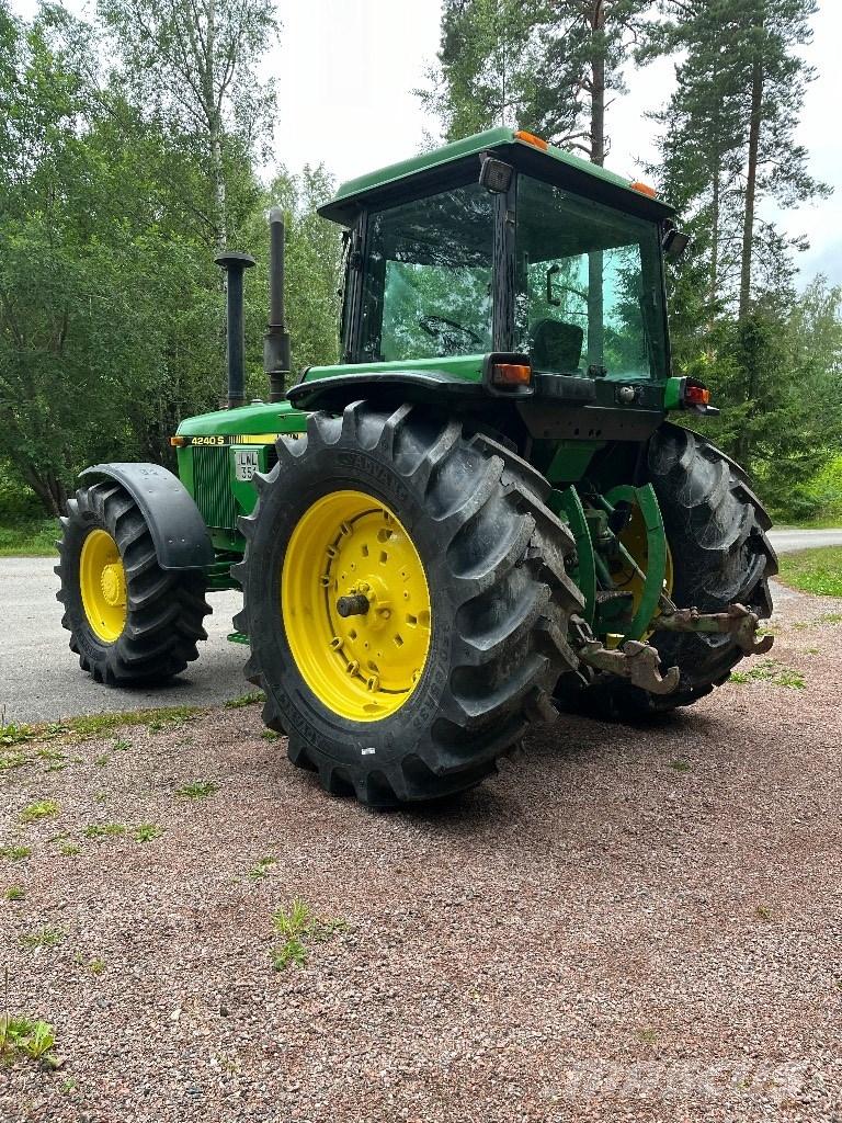 John Deere 4240 S Traktory