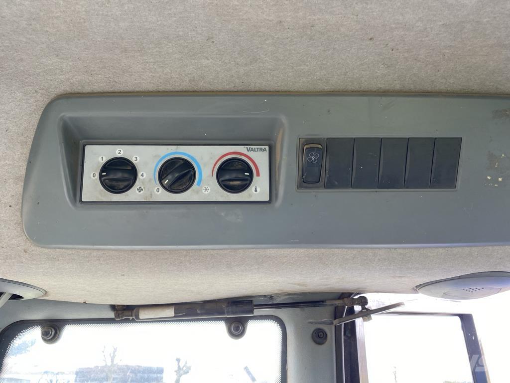 Valtra N92 HITECH Traktory