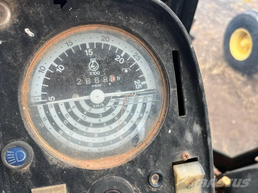 John Deere 4240 S Traktory