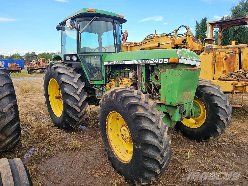 John Deere 4240 S Traktory